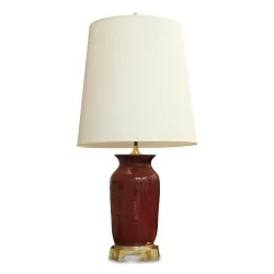 单色\"牛血红\"瓷灯。中国，清代